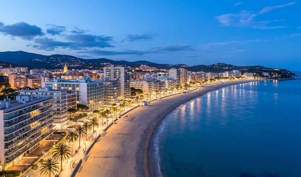 Vista paisajística urbana de Playa de Aro (Platja d'Aro) y la Costa Brava en el Baix Empordà